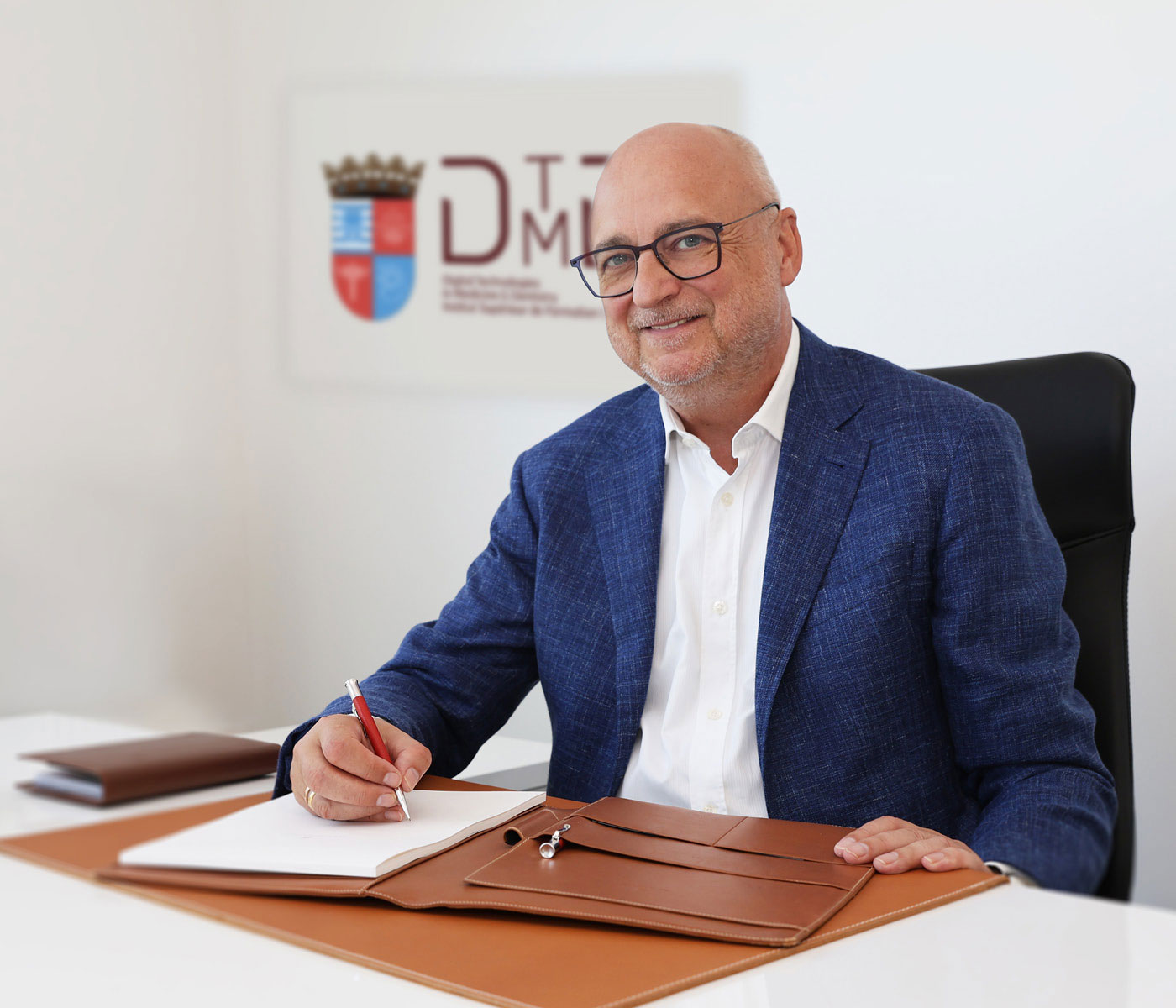 Andreas Pfützner am Schreibtisch